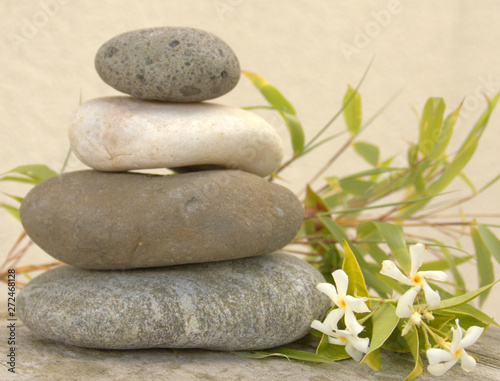 pile de galets et fleur blanche   concept relaxation  zen