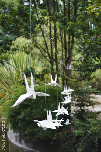 Pájaros de papel en un bosque. 