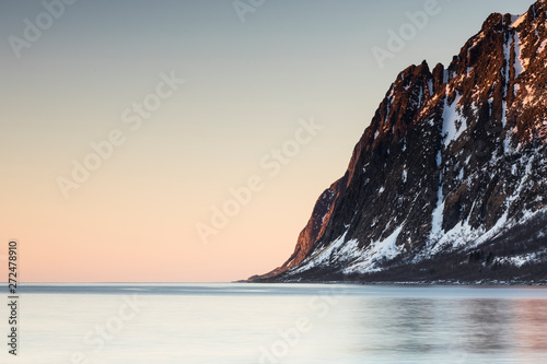 Cuadro en lienzo Encounter between mountain with sea at sunset