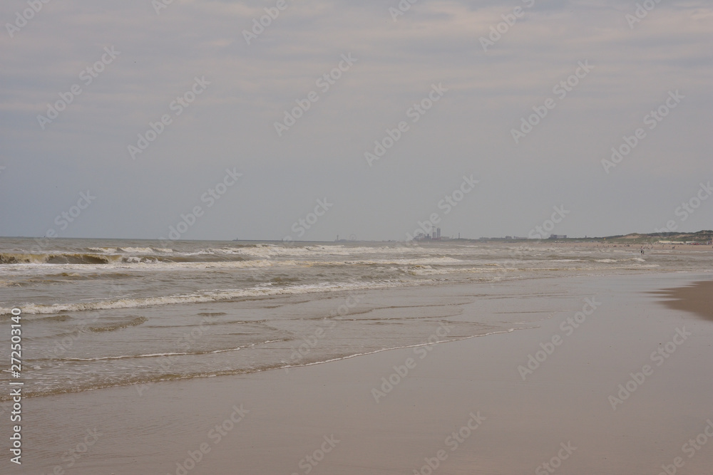 Plażą nad morzem w pochmurny dzień pod niebem z chmurami. Plażą nad morzem w pochmurny dzień pod niebem z chmurami.