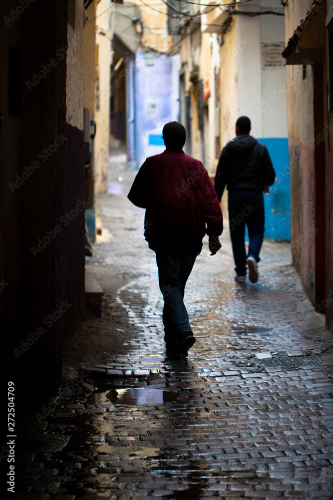 Siluetas en un callejón de Tánger