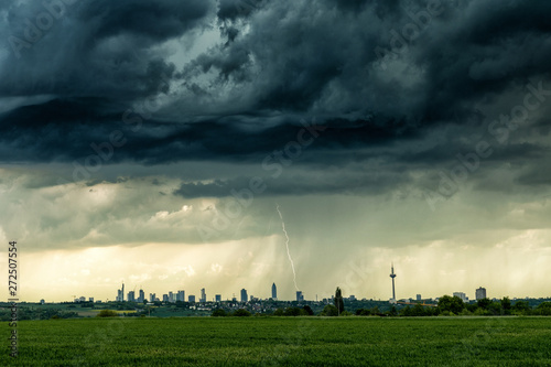 Canvas Print Dramatic thundercloud over a wheat field