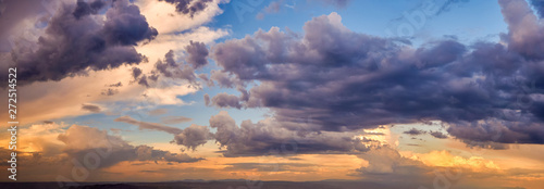Foto Dramatic light through the clouds against the backdrop of an exciting, bright stormy sky at sunset