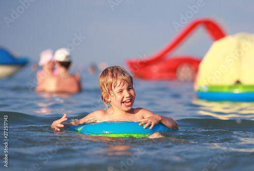 Quadro su tela Smiling cute child float in water