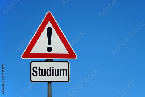 Studium mit Achtung Schild photo