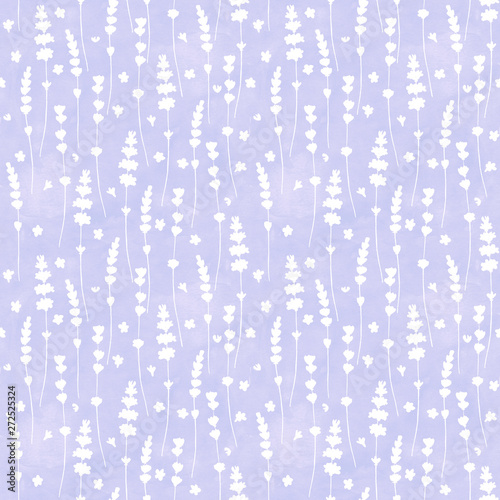 Modèle sans couture de silhouettes blanches de fleurs de lavande sur fond aquarelle violet.