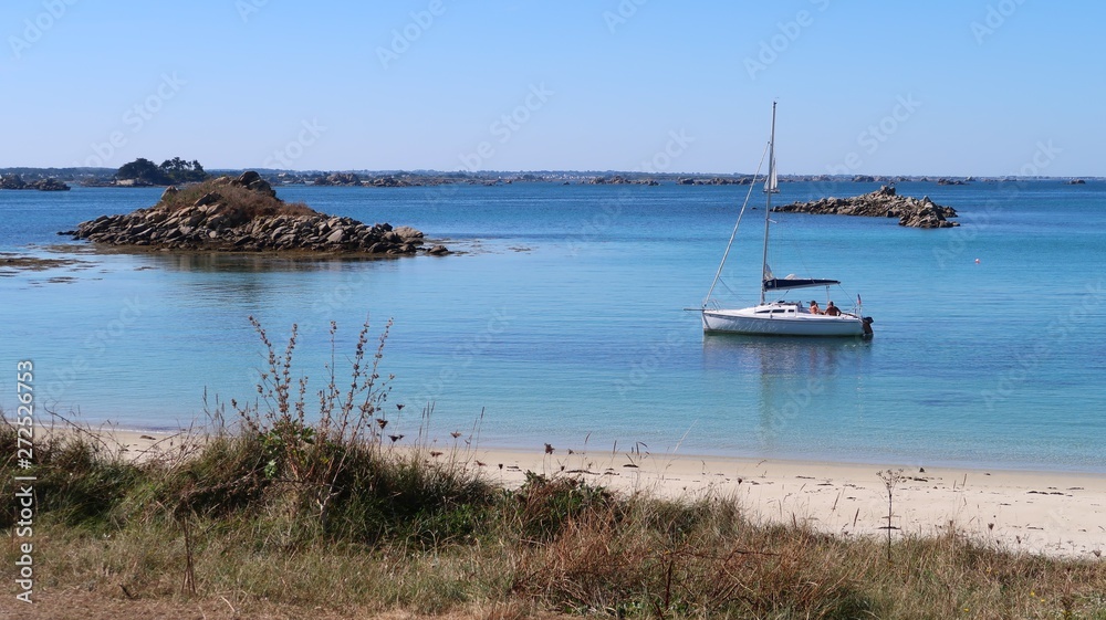 Plage Deserte Sur L Ile De Batz En Bretagne Avec Un Voilier Au Mouillage France Stock Photo Adobe Stock