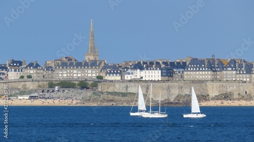 Voiliers naviguant dans la baie de Saint-Malo en Bretagne (France)