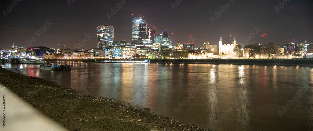 London Themse and Skyline by Night