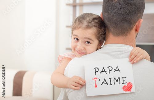 french text love you dad. girl showing i love you father banner