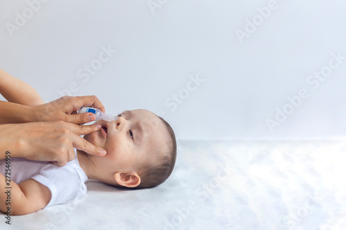 Cuadro en lienzo Little boy getting nasal drops