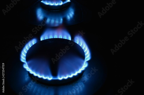Fuegos encendidos de una hornilla de gas photo