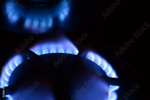 Fuegos encendidos de una hornilla de gas photo