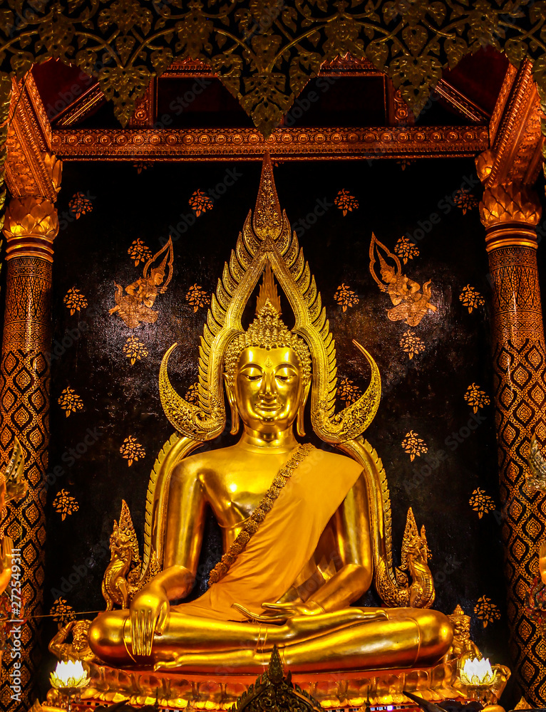 Obraz premium Golden buddha statue in Thai temple, with Have a tree cover