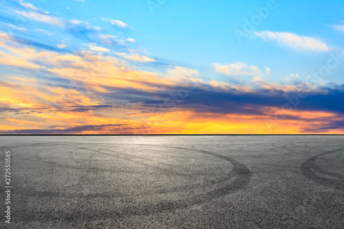 Empty asphalt race track and sunset sky © ABCDstock
