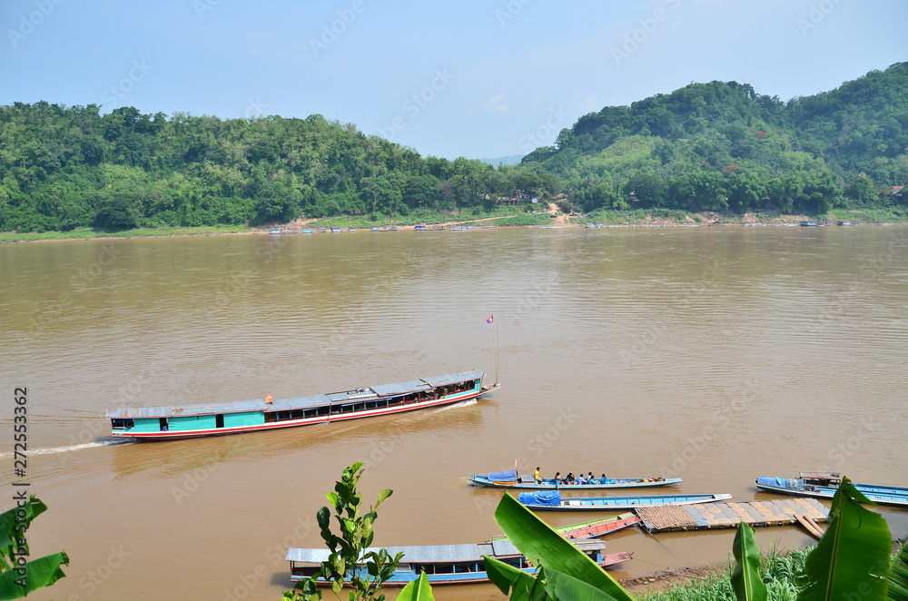 ラオスの世界遺産のルアンパバーン メコン川を行き交うボート Photos Adobe Stock