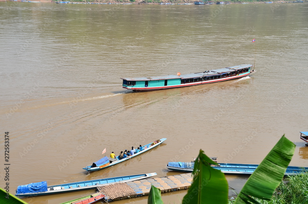 ラオスの世界遺産のルアンパバーン 美しい夕日とメコン川を行き交うボート фотография Stock Adobe Stock