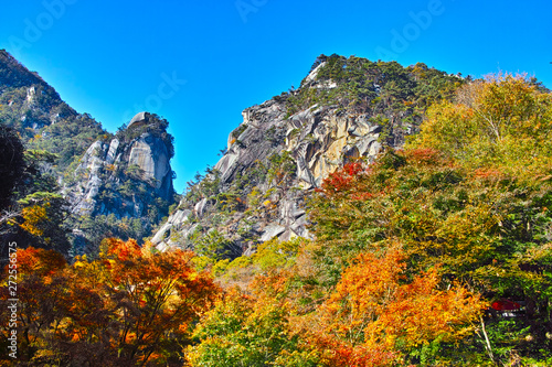 紅葉シーズンの山梨、甲府市にある昇仙峡の景観