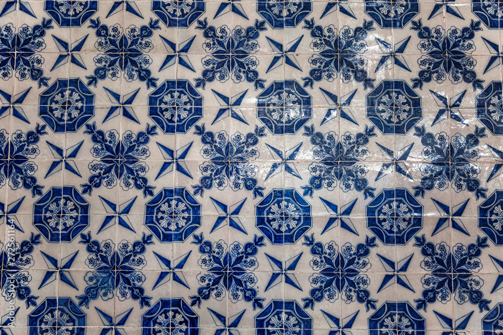  Pattern on the tile of the Ottoman period. Wall decoration in the harem of Topkapi Palace.