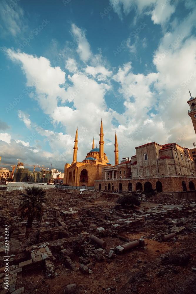 Fototapeta premium Cathedral and Mosque side by side in Beirut, Lebanon