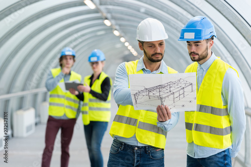 Foto engineers in a tunnel