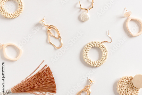 Billede på lærred Pattern made of earrings on white background
