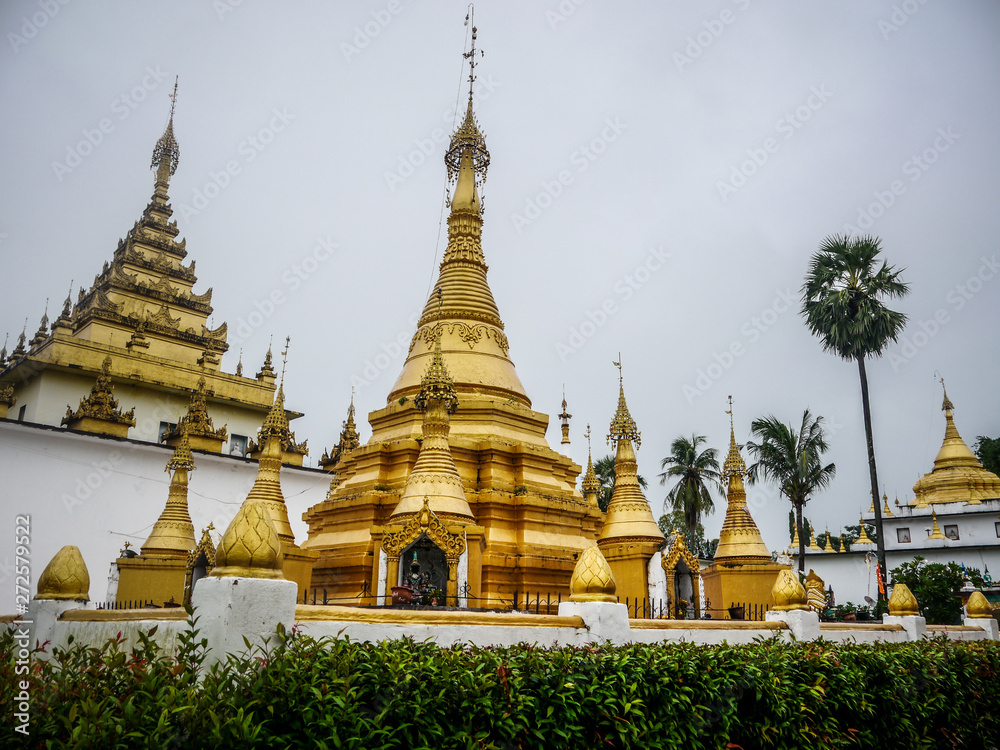 Fototapeta premium The golden pagoda at the temple in Myanmar