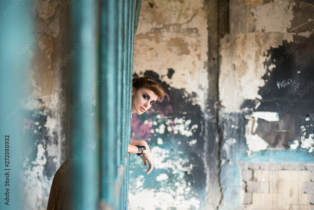 Obraz premium Captive beauty in urban setting