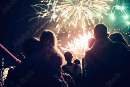 Canvas Print Crowd watching fireworks and celebrating new year eve