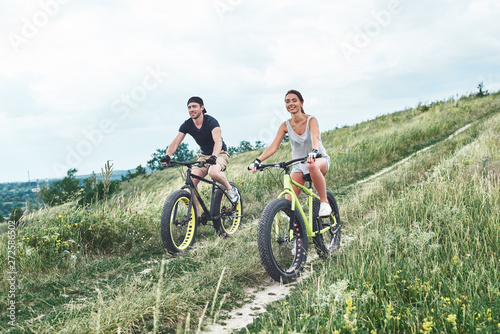 Far distance by fatbikes for a couple