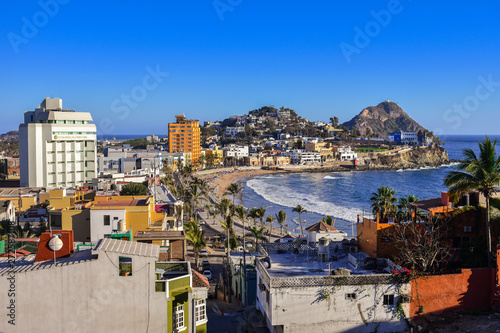 Olas altas en Mazatlán, México © Alexxlga