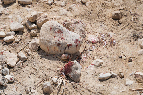 Foto Close up of stains of fresh blood on crushed stone chippings in desert