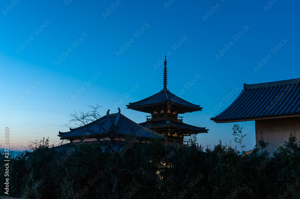 夜明けの青い空と奈良の寺 夜明けの青い空と奈良の寺