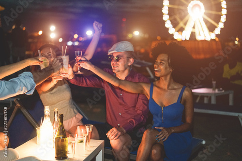 Photography Happy friends cheering and drinking cocktails at beach party outdoor - Young mil