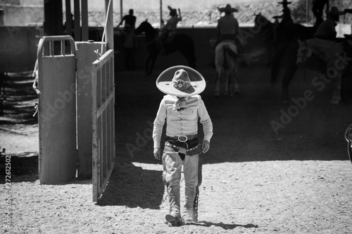 Charro mexicano caminando blanco y negro