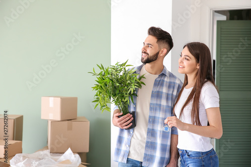 Young couple with belongings in their new house © Pixel-Shot
