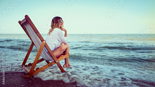 Fotografia, Obraz Pretty woman relaxing on a lounger beach