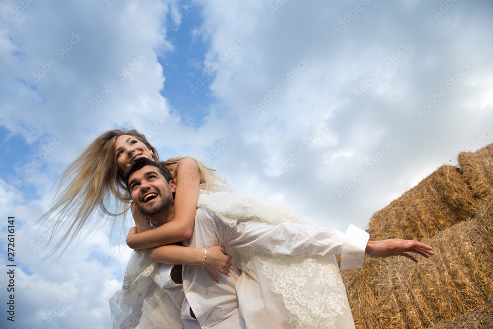 Φωτογραφία bride and groom on the background of the sky feeling of flight