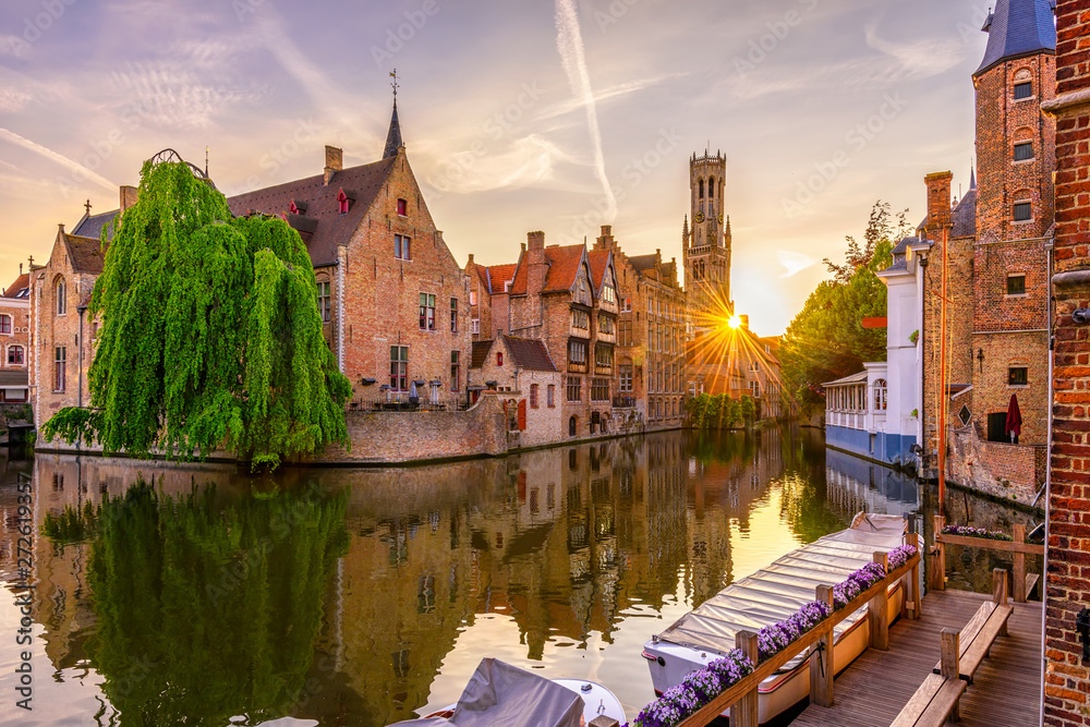Naklejka premium Klasyczny widok na historyczne centrum Brugii (Brugge), prowincja Flandria Zachodnia, Belgia. Zachód słońca pejzaż Brugii.