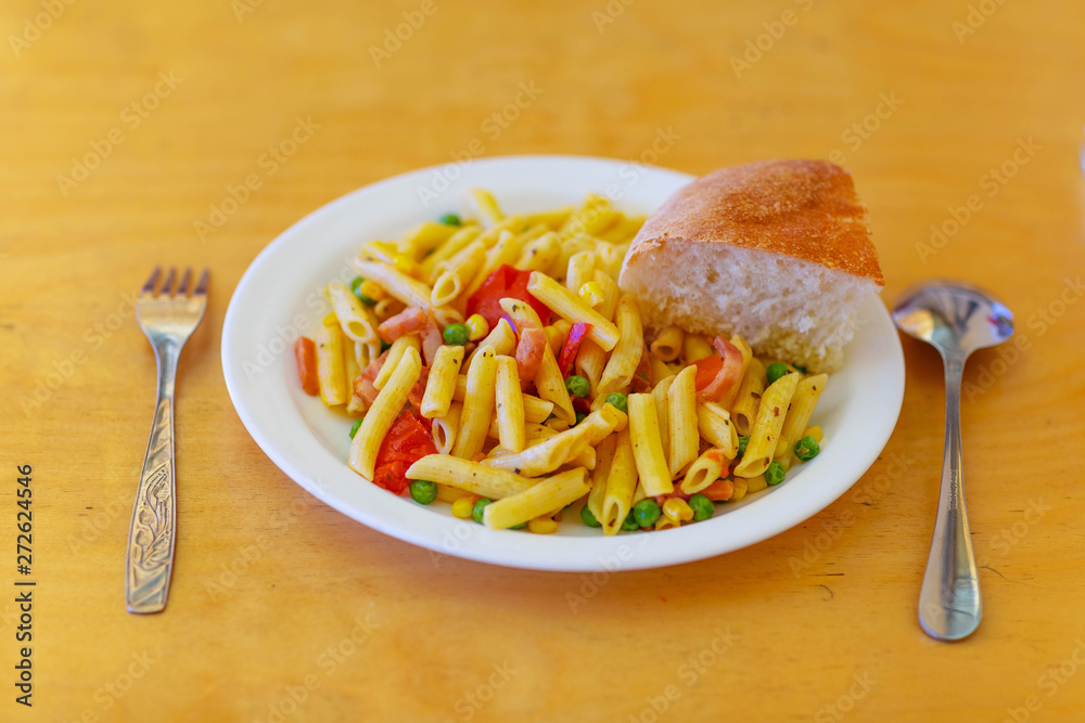 macaroni with green peas,beans,sweet pepper and ham