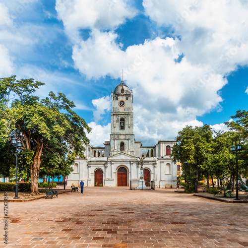 Vászonkép Kuba, Holguin;  Die historische Kirche   Iglesia San Jose