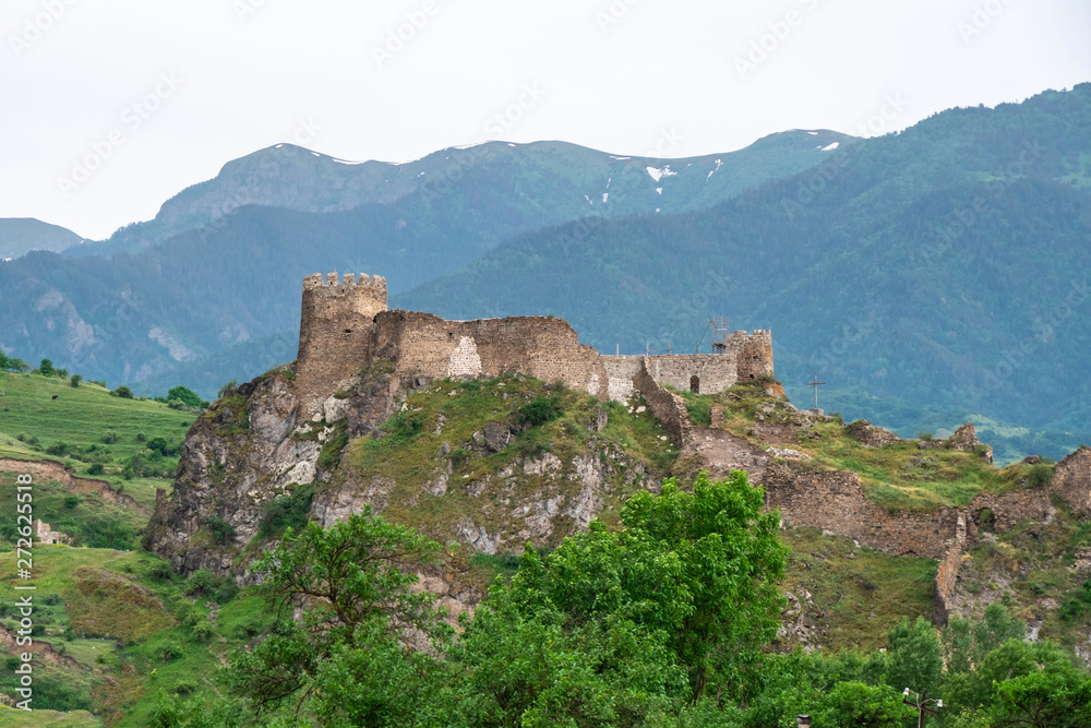 Obraz premium Atskuri fortress in georgian countryside. Traveling in caucasus, beautiful Georgia