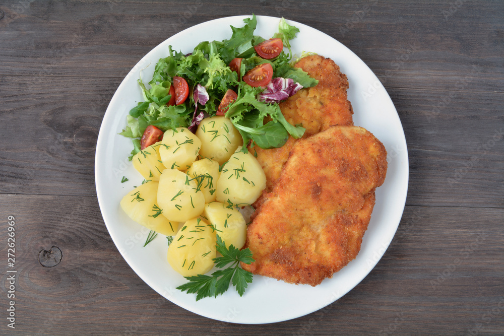 smażony filet z kurczaka z ziemniakami i surówką smażony filet z kurczaka z ziemniakami i surówką