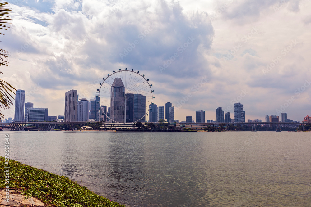Fototapeta premium Singapore - APRIL 25, 2019 : Singapore Flyer at morning - the Largest Ferris Wheel in the World