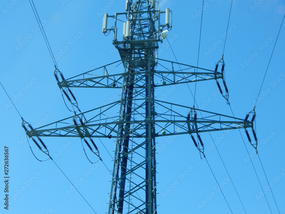 Strommast mit Hochspannungsleitung unter blauem Himmel, Raum für Text Strommast mit Hochspannungsleitung unter blauem Himmel, Raum für Text
