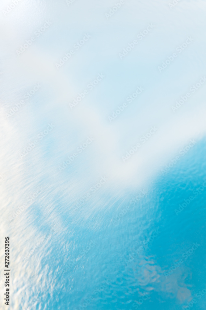 Obraz premium Wasserstrahl trifft auf Scheibe oder Fenster