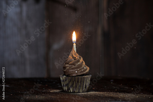 Canvas-taulu Chocolate birthday cupcake sprinkled with luster dust