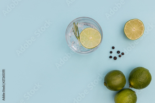 Obraz Dżin toniki koktajlu napój w szkle na lata błękita tle