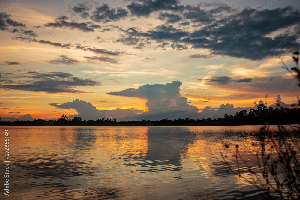 Obraz premium Sunset with reflection on the lake