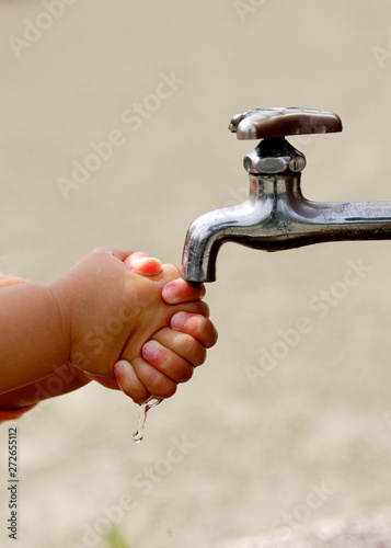 公園の蛇口で手を洗う子供